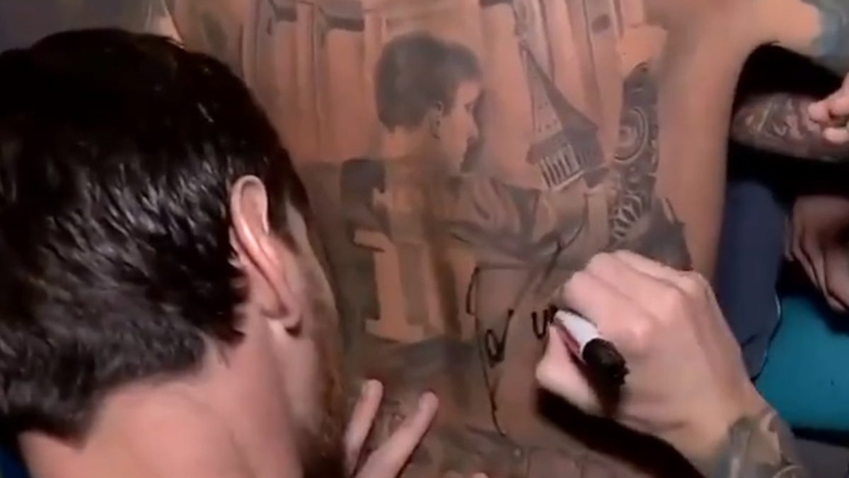 Obožavatelj broj jedan: Messi potpisao ogromnu tetovažu samog sebe