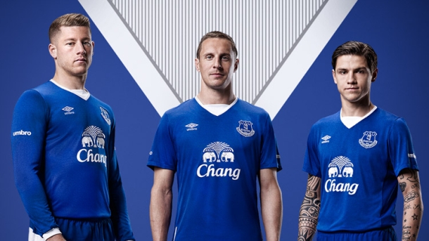 Everton predstavio novi dres, Bešić u ulozi manekena