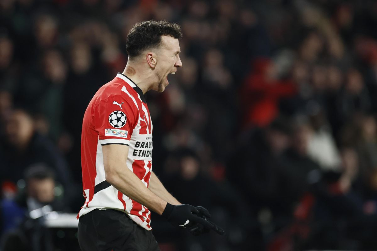 Perišić PSV uporno vuče za nos, pa su ga odlučili zamijeniti i to igračem koji je "isti kao on" Perišić PSV uporno vuče za nos, pa su ga odlučili zamijeniti i to igračem koji je "isti kao on"