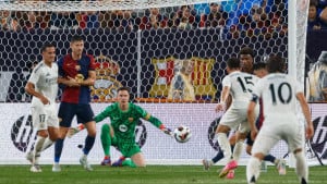 Niko nije tako izdao Barcelonu kao on, Hansi Flick mu odmah oduzeo kapitensku traku!