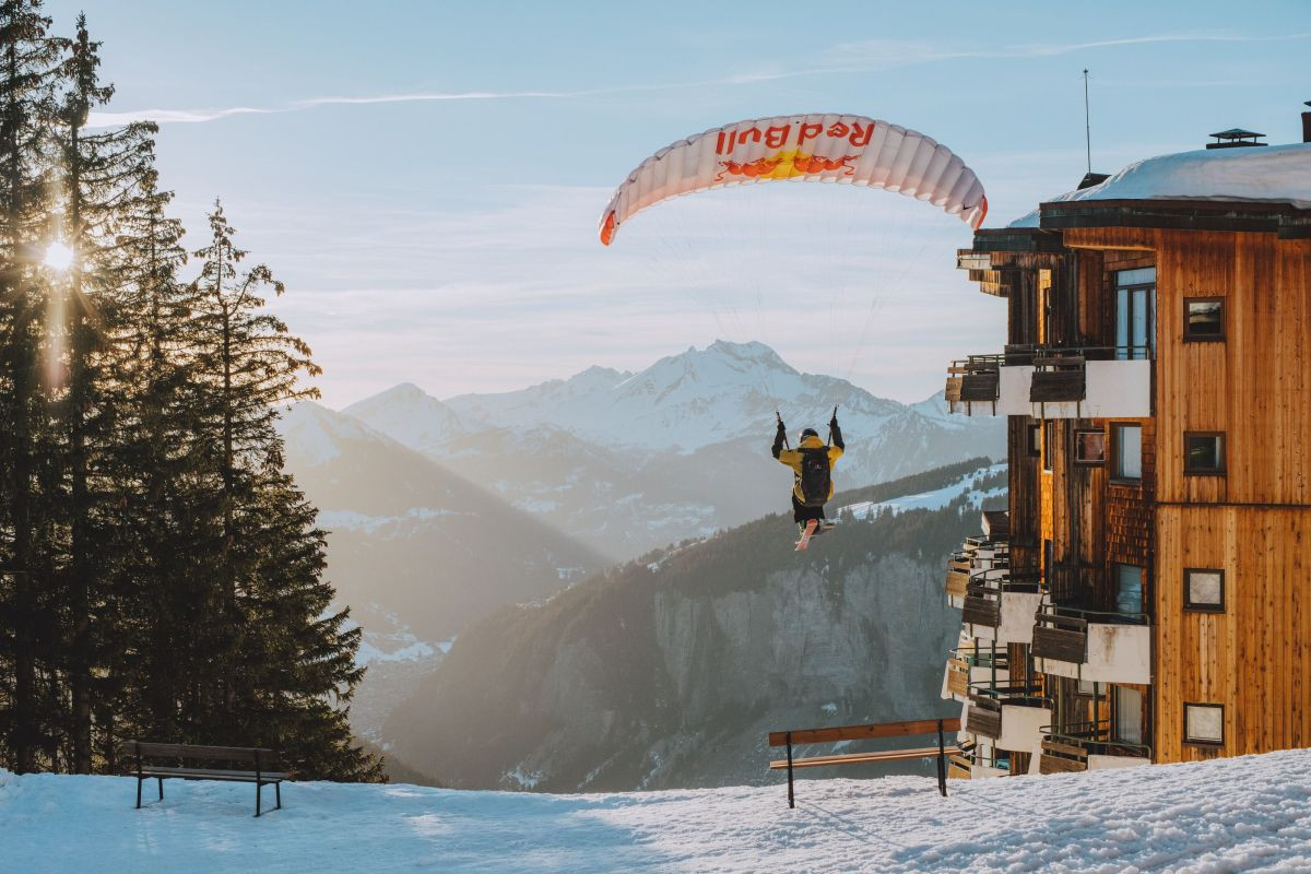Let paragliderom između zgrada u napuštenom zimovalištu