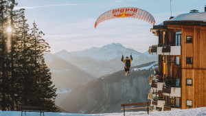Let paragliderom između zgrada u napuštenom zimovalištu