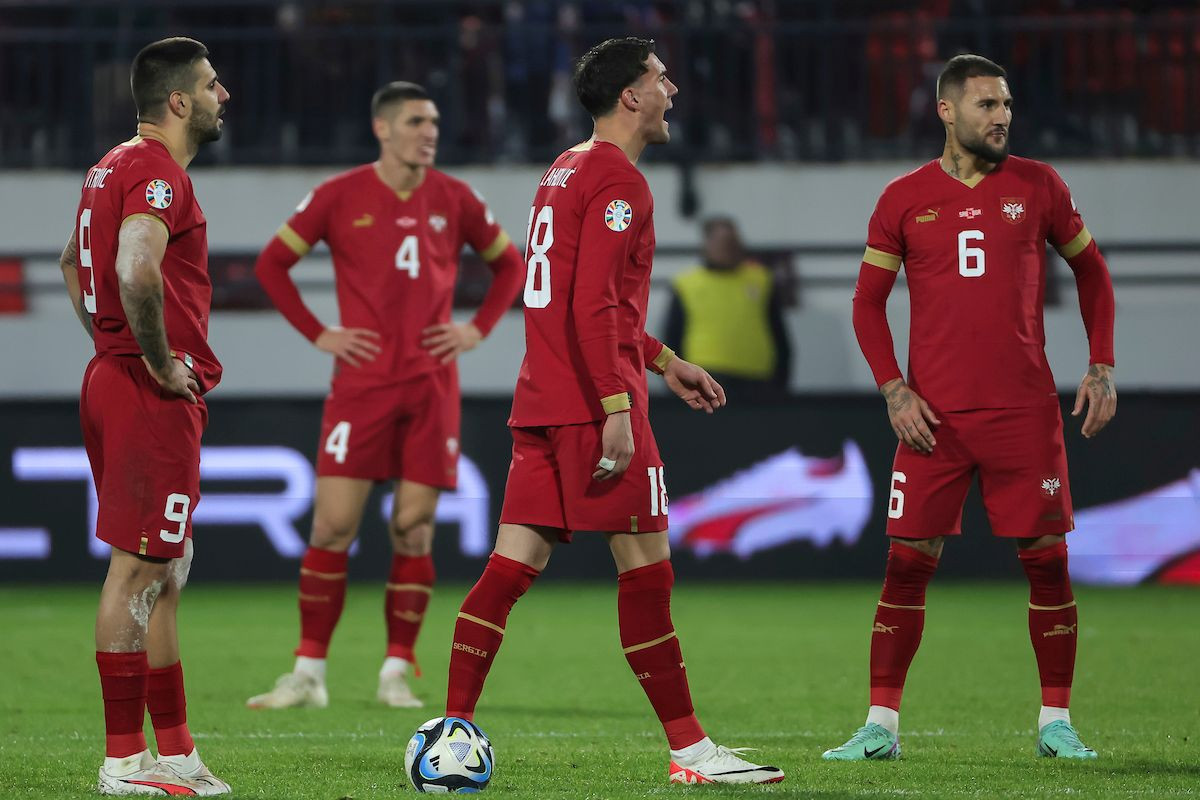 Narod razočaran, srpski fudbaleri pokazali ko su i šta su: "Bitne su im samo prebogate gu**ce" Narod razočaran, srpski fudbaleri pokazali ko su i šta su: "Bitne su im samo prebogate gu**ce"