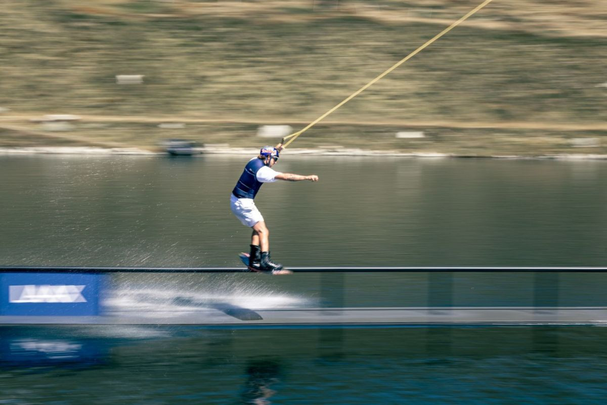 Jamie Huser postavio svjetski rekord u wakeboardingu vožnjom šinom dužine 140 metara Jamie Huser postavio svjetski rekord u wakeboardingu vožnjom šinom dužine 140 metara