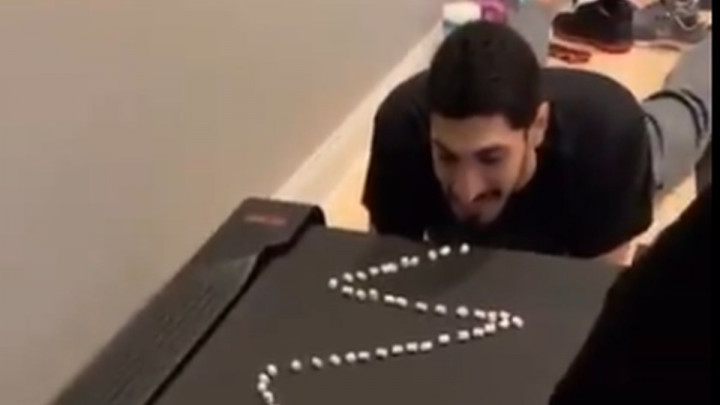 Udri brigu na veselje u izolaciji: Enes Kanter postaje hit na internetu