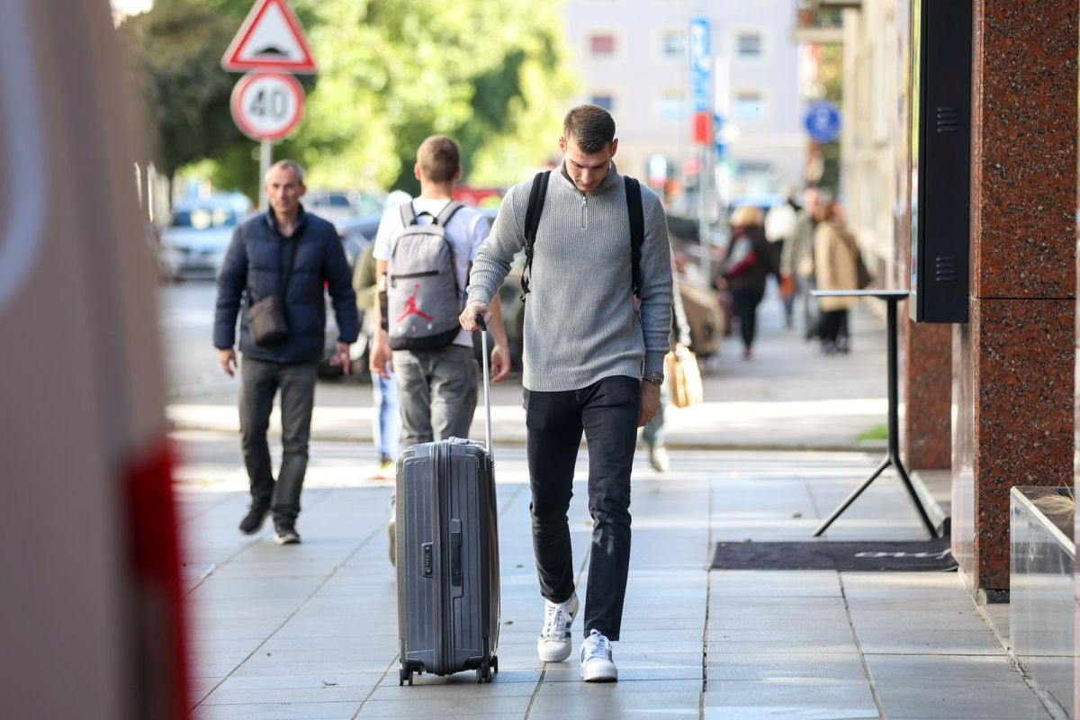 Koferi su spremni: Livaković pravi čudan transfer, klub je "druga kategorija", a lova nije vrhunska! Koferi su spremni: Livaković pravi čudan transfer, klub je "druga kategorija", a lova nije vrhunska!