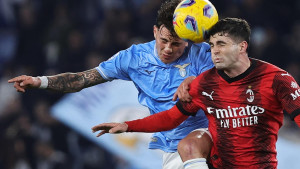 Milan kasnim golom slavio u Rimu, Lazio s osam igrača završio utakmicu!
