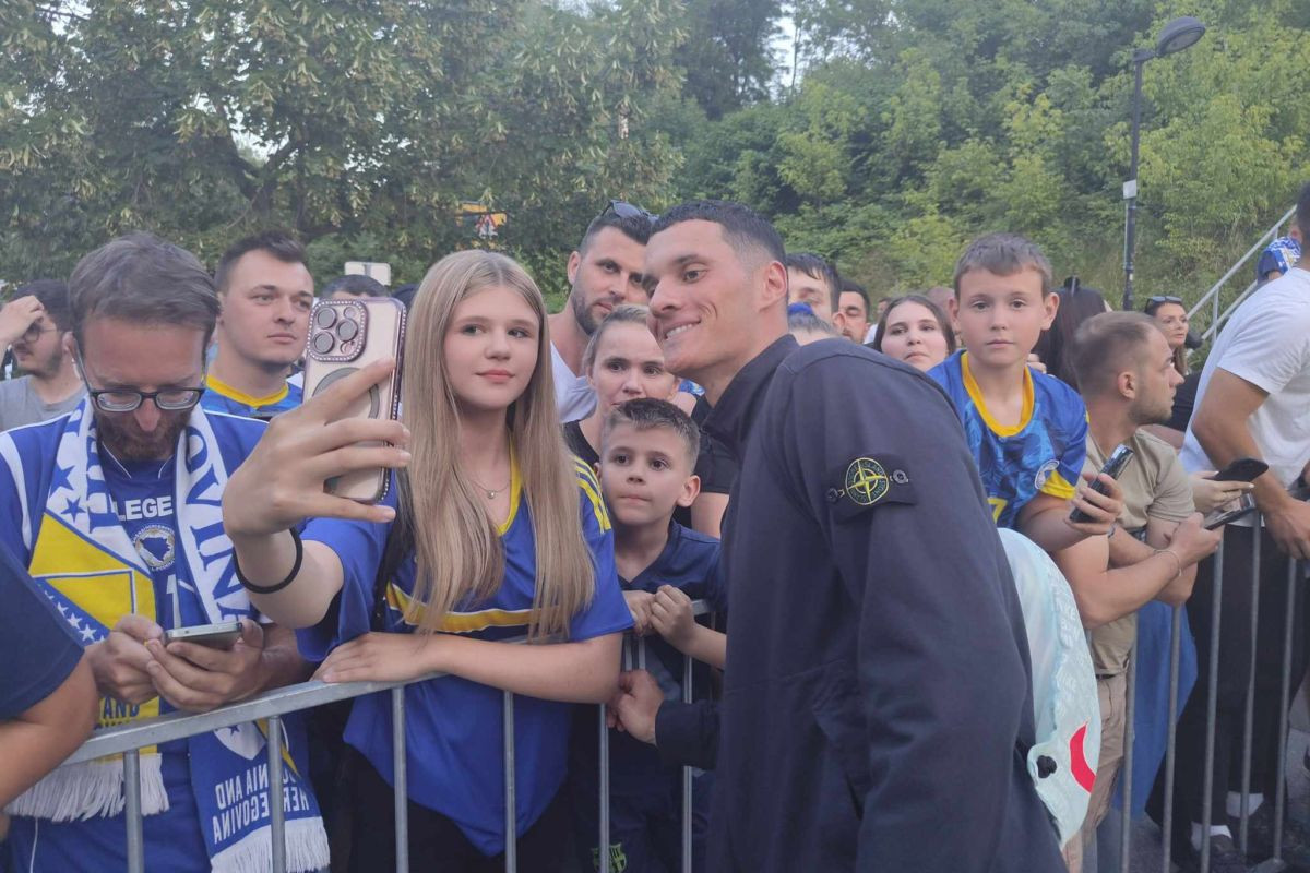 Selektor i igrači ispoštovali navijače poslije utakmice sa Slovenijom Selektor i igrači ispoštovali navijače poslije utakmice sa Slovenijom