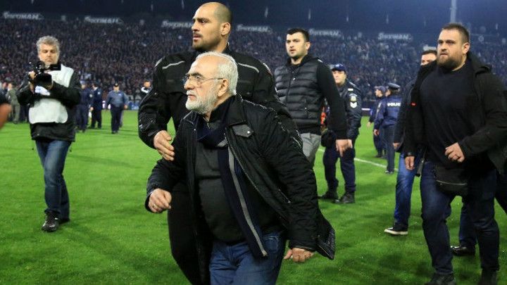 Prekinut veliki derbi, predsjednik PAOK-a utrčao na teren s pištoljem