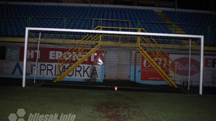 Jedna bijela svijeća je u čast Bandića večeras zapaljena kod gola na Pecari