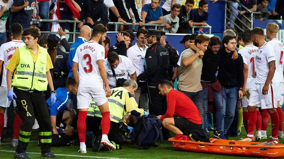 Stravične scene: Deset navijača Seville povrijeđeno nakon što se srušio dio tribine