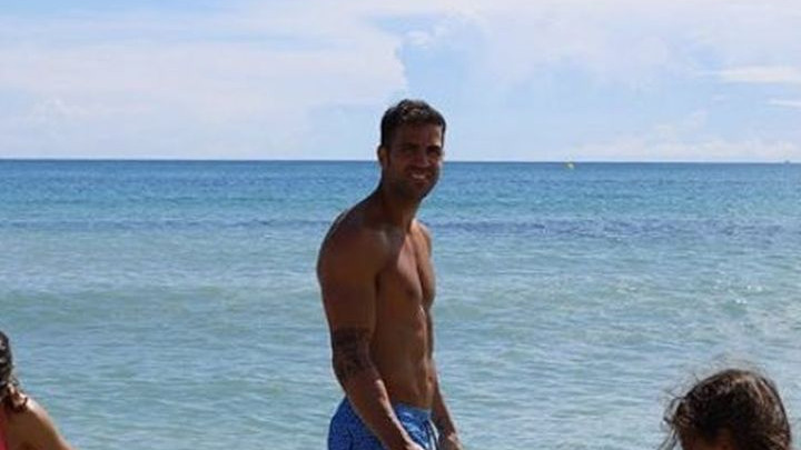Fabregas objavio sliku s plaže, ali svi su buljili samo u obline njegove supruge