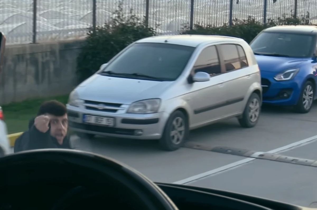 Navijač trčao za autobusom Fenera, uslijedio je nevjerovatan potez Mourinha Navijač trčao za autobusom Fenera, uslijedio je nevjerovatan potez Mourinha