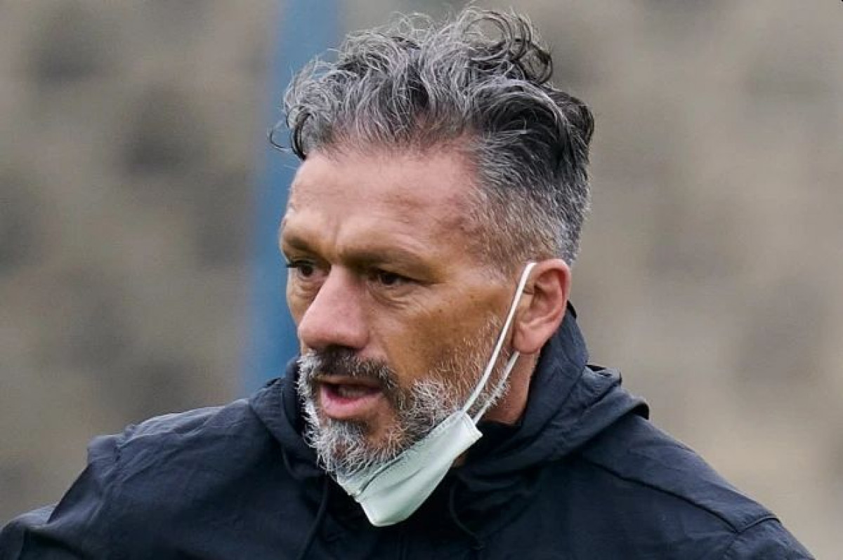 Sijeda kosa, brada i godine učinili svoje: Bivši igrač Arsenala i Intera izgleda neprepoznatljivo Sijeda kosa, brada i godine učinili svoje: Bivši igrač Arsenala i Intera izgleda neprepoznatljivo