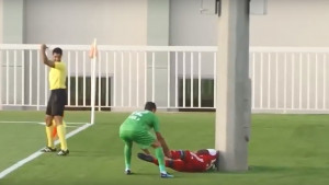 Stravična scena na prijateljskoj utakmici, igrač glavom udario u reflektor i završio u bolnici