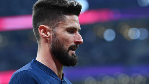 Giroud nakon izmjene divljao uz aut liniju, Deschamps ima sreće što nije bio bliže