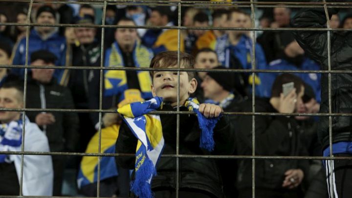 Tribine obojene u plavo-žutu boju