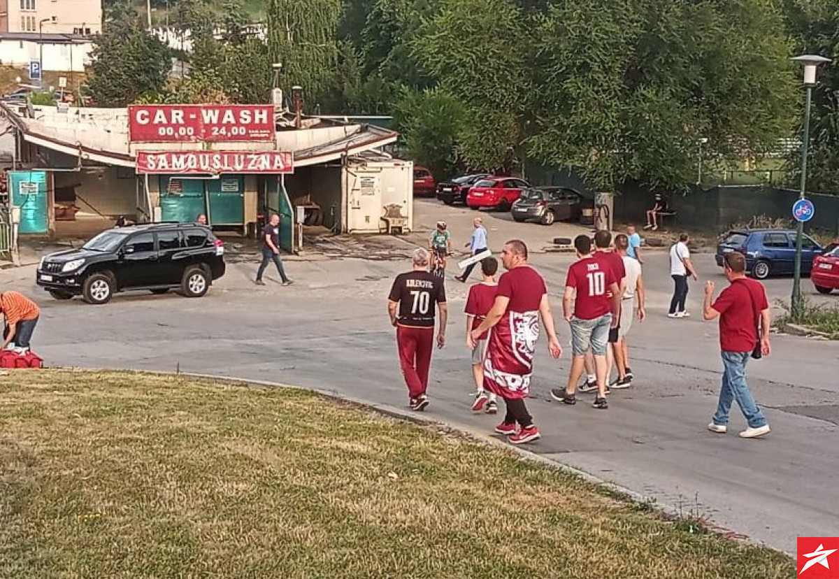 Navijači Sarajeva počeli pristizati na stadion, teren spreman za utakmicu