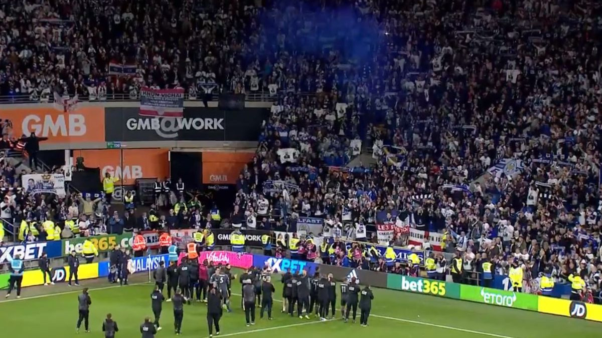 Nezapamćene emocije: Igrači i navijači Leicestera odali počast predsjedniku Vichaiju