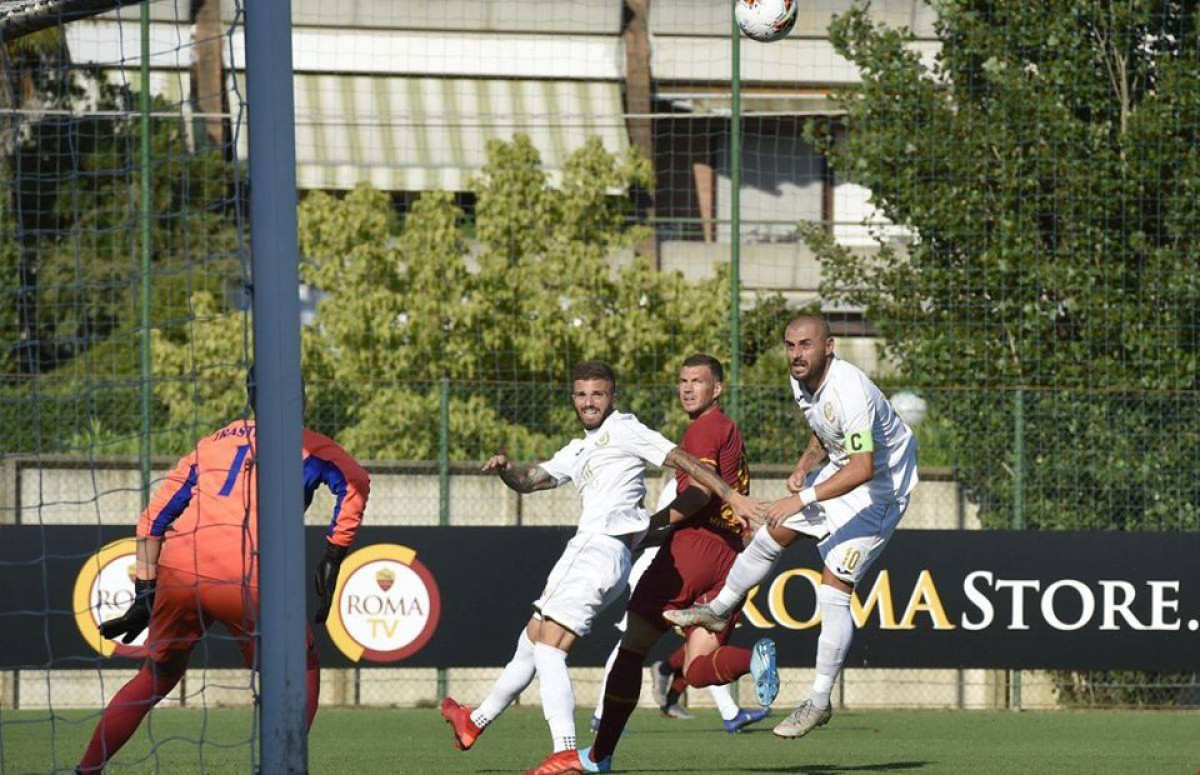 Edin Džeko postigao dva gola u pobjedi Rome od 10:1 protiv Trastevere