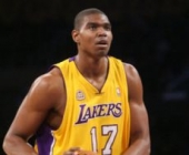 Bynum produžio sa Lakersima