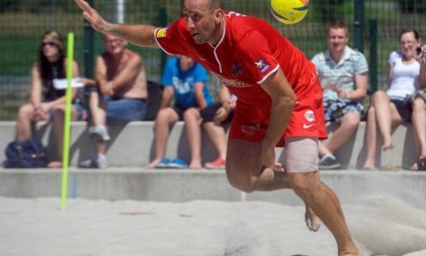 Jan Koller igra nogomet na plaži, zabio je i gol - glavom