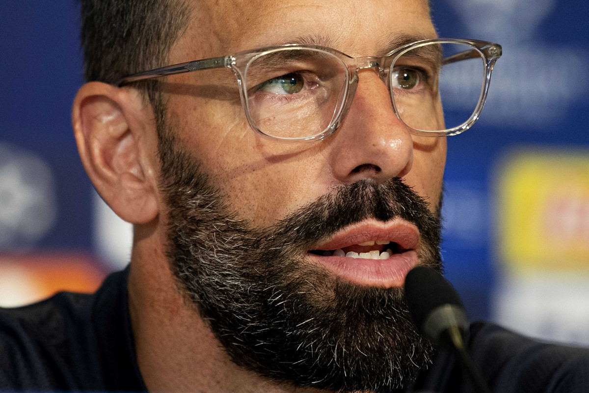 Legendarni Van Nistelrooy je znao prije svih šta će postati: "Obratite pažnju na njega, klasa!" Legendarni Van Nistelrooy je znao prije svih šta će postati: "Obratite pažnju na njega, klasa!"