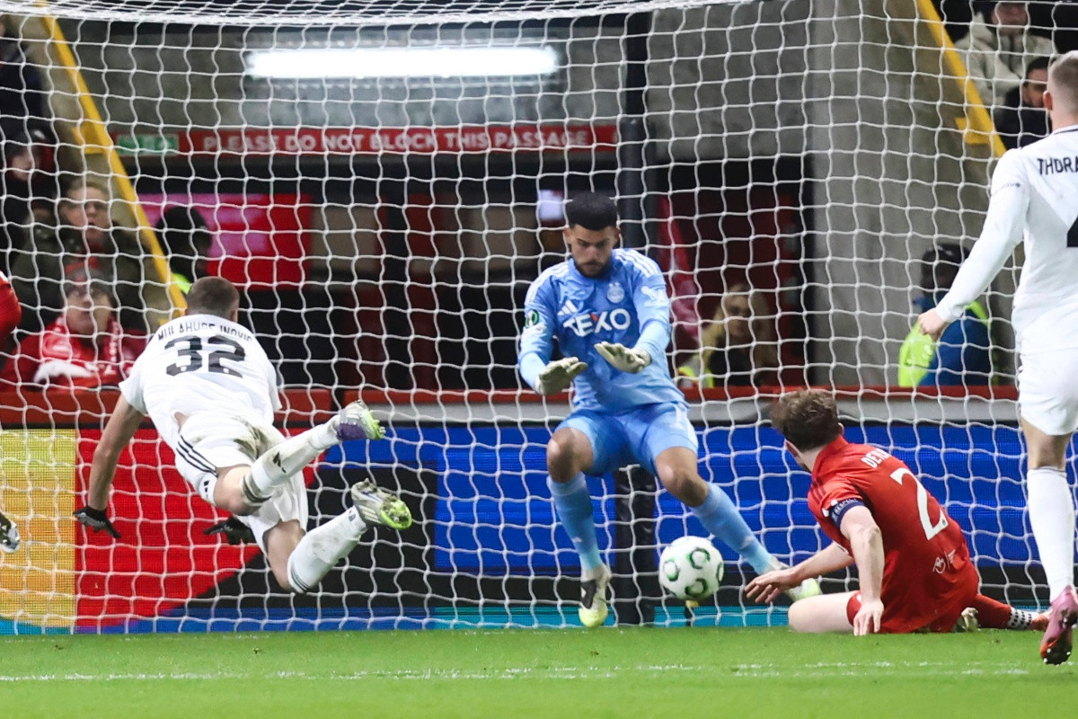 Nezaustavljivi Mulahusejnović "poletio" kao Van Persie i ponovo "poslao poruku" Sergeju Barbarezu!