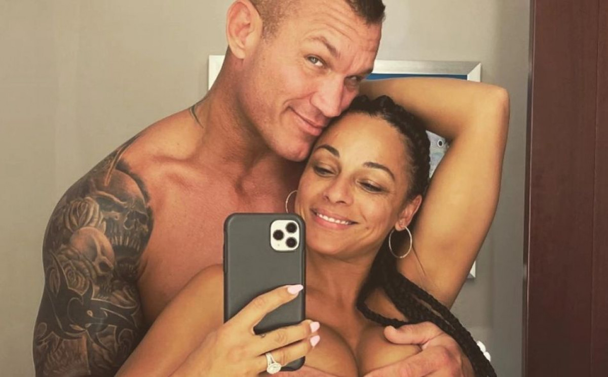 Američki kečer Randy Orton iznenadio javnost golišavim fotografijama sa svojom suprugom