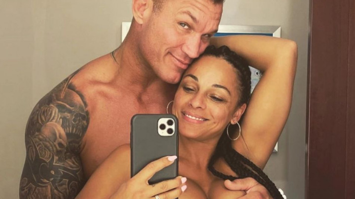 Američki kečer Randy Orton iznenadio javnost golišavim fotografijama sa svojom suprugom