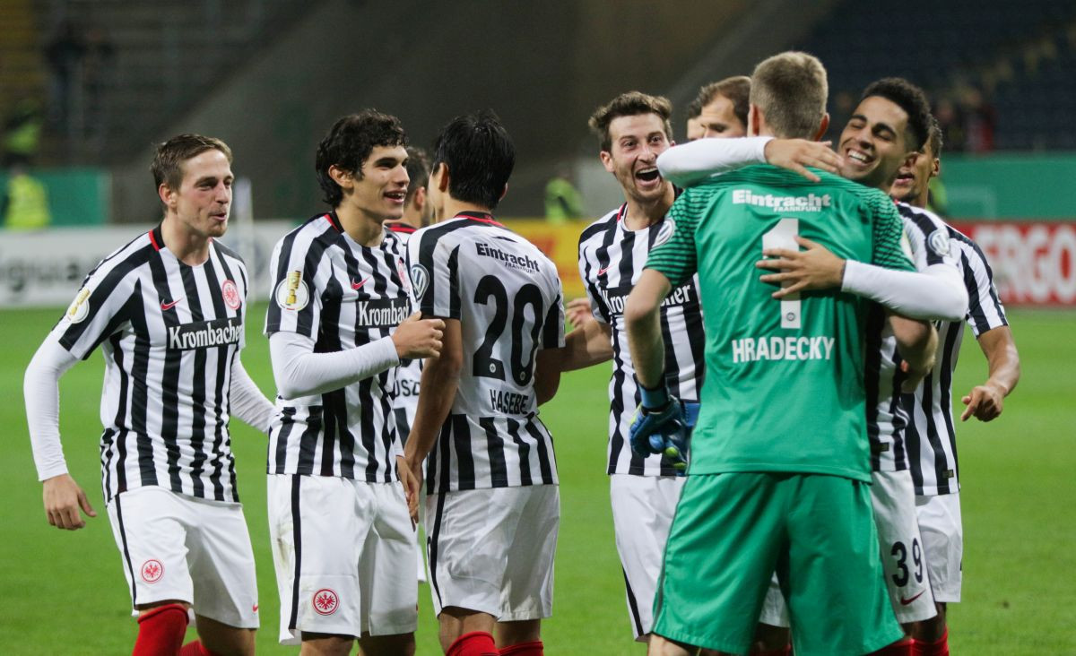 Fudbaleri Eintrachta u posebnim dresovima izlaze na megdan Bayernu Fudbaleri Eintrachta u posebnim dresovima izlaze na megdan Bayernu