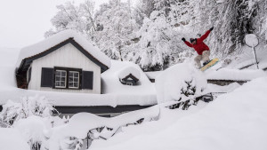 Snowboard trikovi na strmim uličicama starog grada