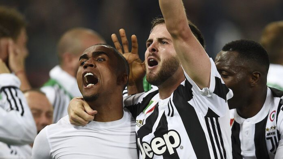 Douglas Costa označio Pjanića na Instagramu, ali svi znaju da je poruka bila za Allegrija