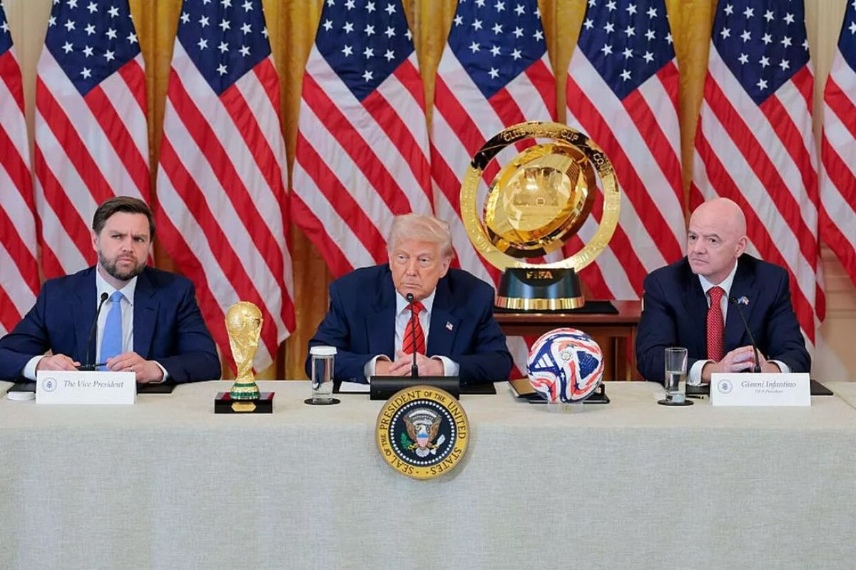 Trump u Bijeloj kući iznenađen pitanjem o Rusiji, pa se okrenuo Infantinu: "Je li to istina?" Trump u Bijeloj kući iznenađen pitanjem o Rusiji, pa se okrenuo Infantinu: "Je li to istina?"