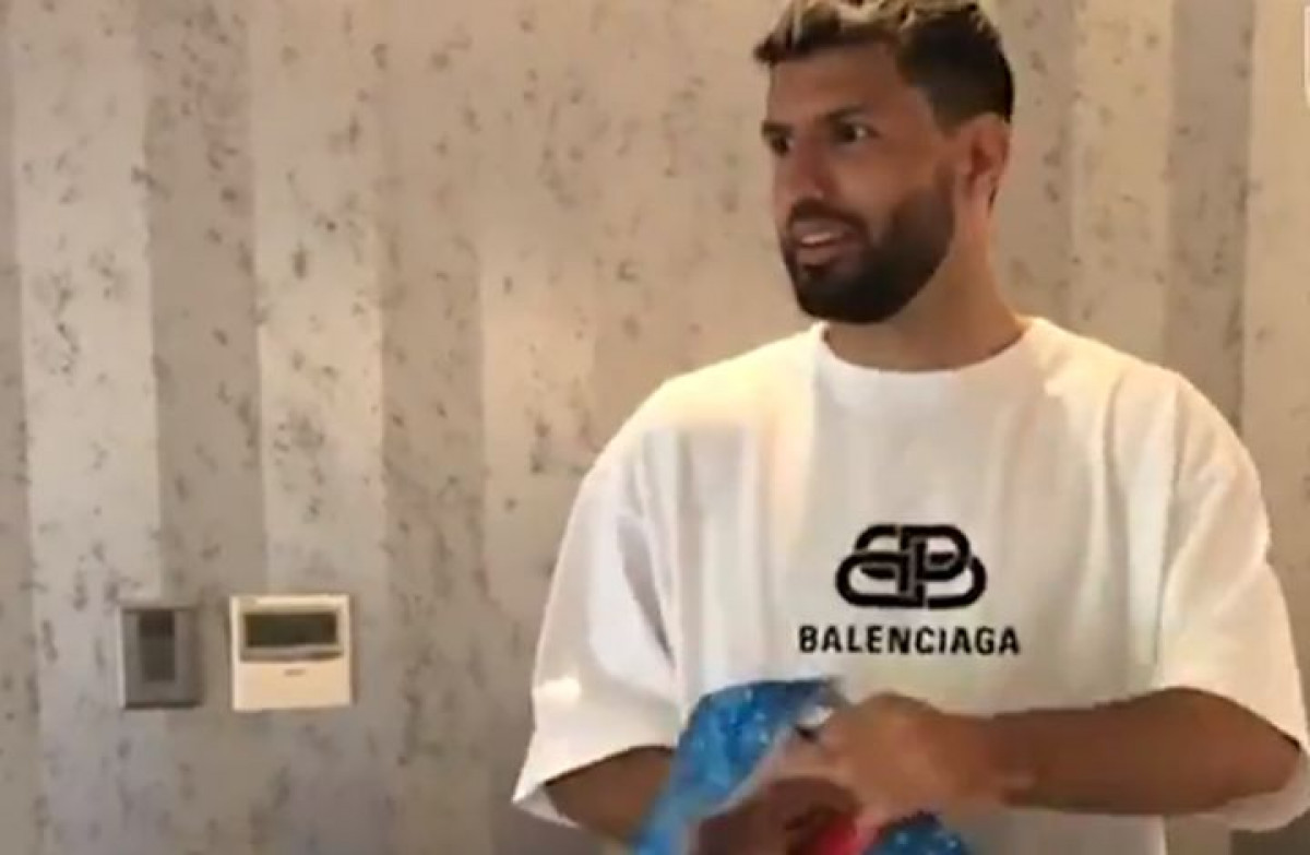 Zna se ko mu je idol: Aguero pokazao kakav poklon je dobio za rođendan od svoje majke Zna se ko mu je idol: Aguero pokazao kakav poklon je dobio za rođendan od svoje majke