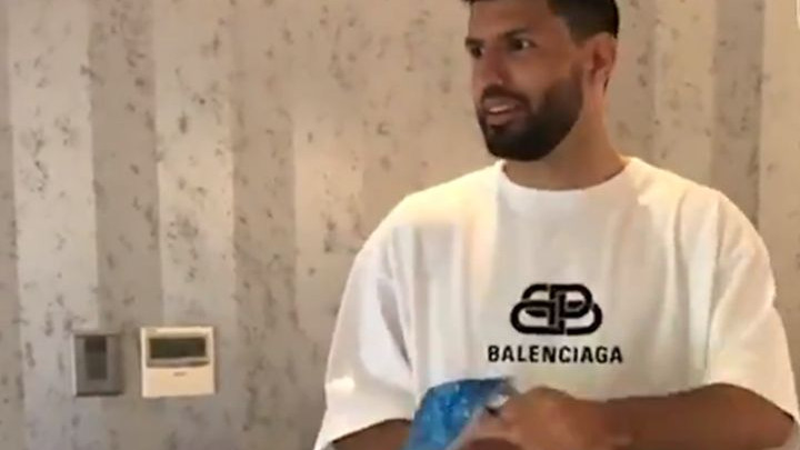 Zna se ko mu je idol: Aguero pokazao kakav poklon je dobio za rođendan od svoje majke