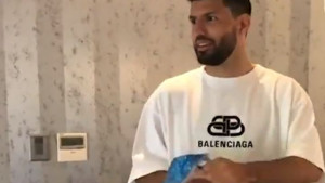 Zna se ko mu je idol: Aguero pokazao kakav poklon je dobio za rođendan od svoje majke