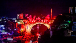 Spektakularni show dronova u znaku Red Bull Cliff Divinga oduševio Mostarce i turiste