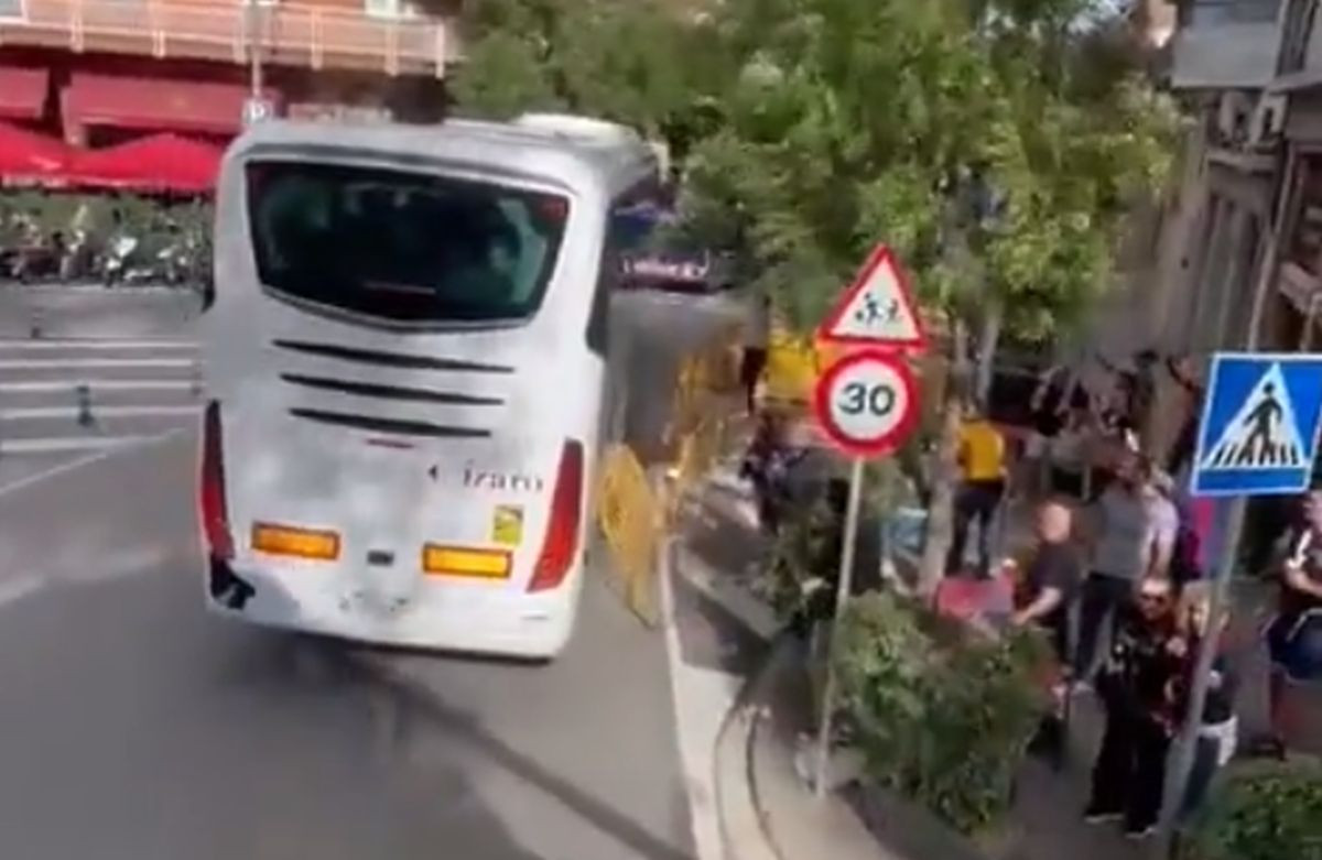 Autobus Real Madrida izazvao udes na ulicama Barcelone, domaćini žestoko reagovali Autobus Real Madrida izazvao udes na ulicama Barcelone, domaćini žestoko reagovali