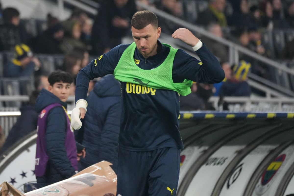 Ponude u 40. godini pokazuju ko je i šta je Edin Džeko: "Pokucali su mu na vrata" Ponude u 40. godini pokazuju ko je i šta je Edin Džeko: "Pokucali su mu na vrata"