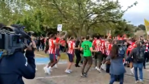 Niko nije mogao zaustaviti igrače Atletica na ulici: Uskočili su u zagrljaj navijačima