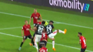 Šok za Hadžikadunića i društvo u 97. minuti, cijeli stadion je vidio šta se desilo osim sudija