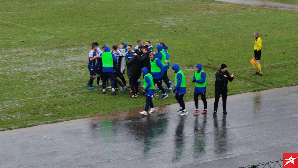 Teren u Konjicu je i više nego užasan, ali Željezničar je u dva minuta postigao dva gola Teren u Konjicu je i više nego užasan, ali Željezničar je u dva minuta postigao dva gola