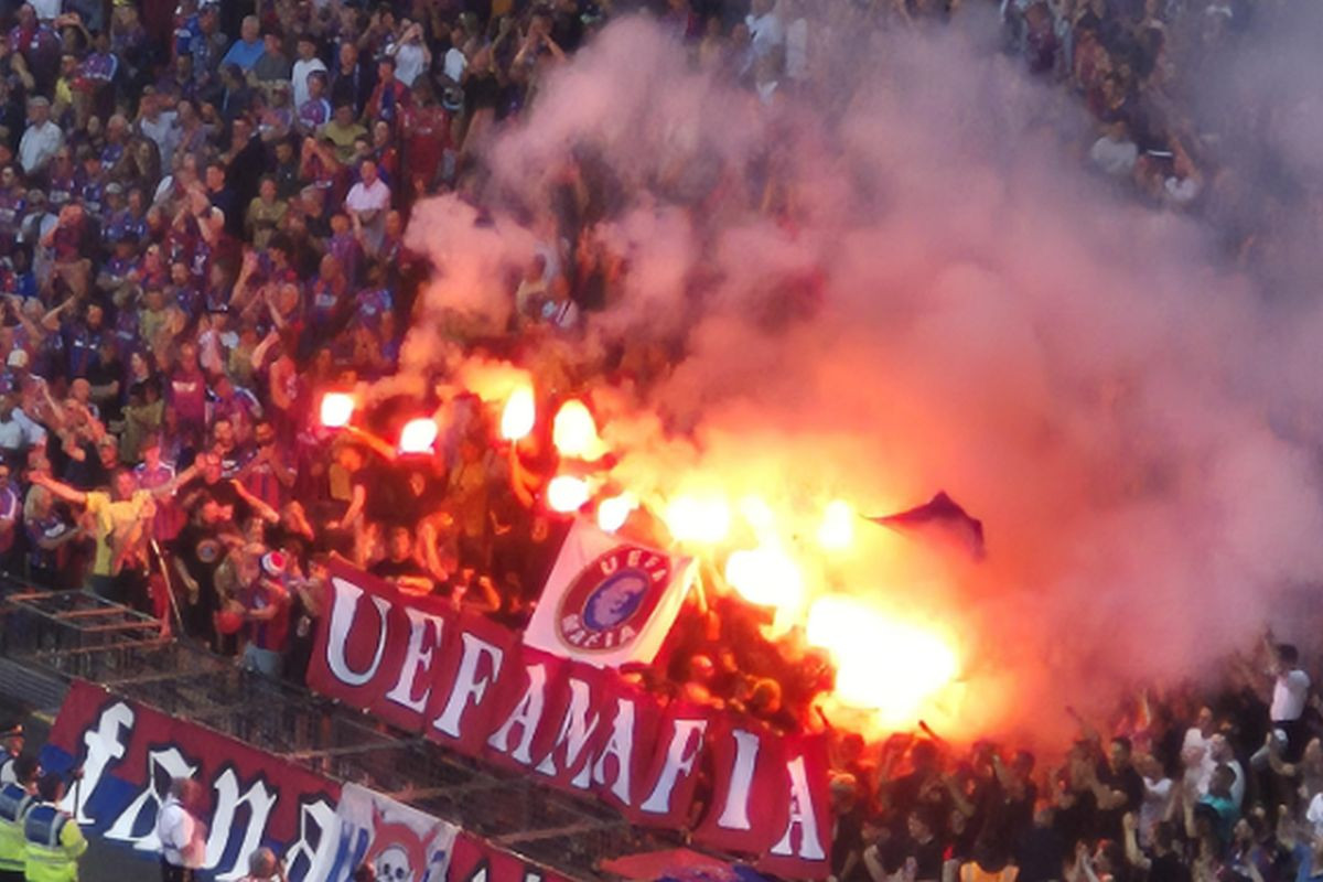 Na tribini UEFA MAFIA, ali istinski boli šta je grupa idiota priredila Joti na Wembleyju danas Na tribini UEFA MAFIA, ali istinski boli šta je grupa idiota priredila Joti na Wembleyju danas