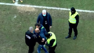Balkanska svakodnevnica: Trener psovao majku sudijama, jedva su ga izveli s terena