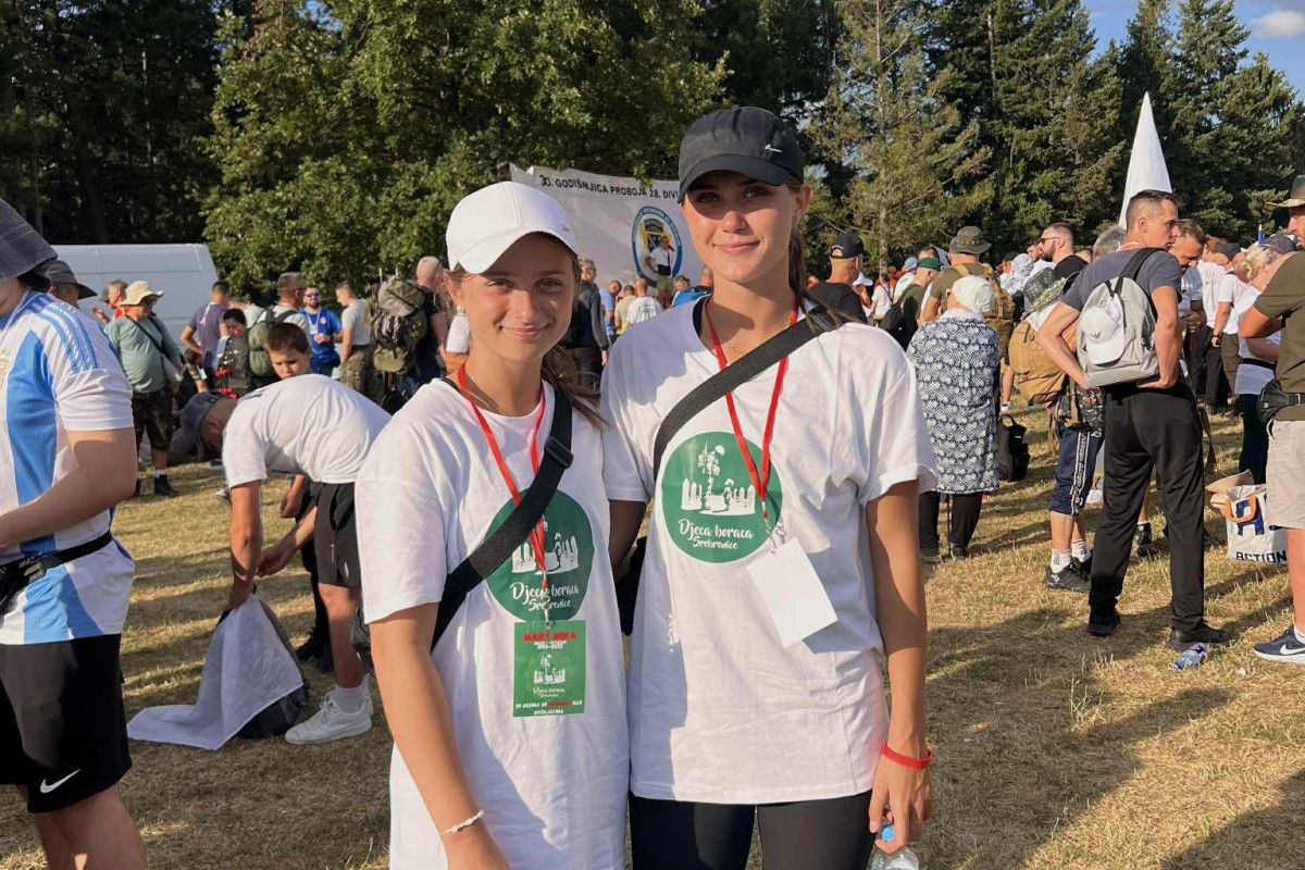 Uspješna sportistkinja u tišini obišla Srebrenicu: "Babo nam je pričao mnoge stvari koje je doživio" Uspješna sportistkinja u tišini obišla Srebrenicu: "Babo nam je pričao mnoge stvari koje je doživio"