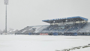 Snijeg prekrio stadion u Bijeljini, utakmica prolongirana za 16 sati