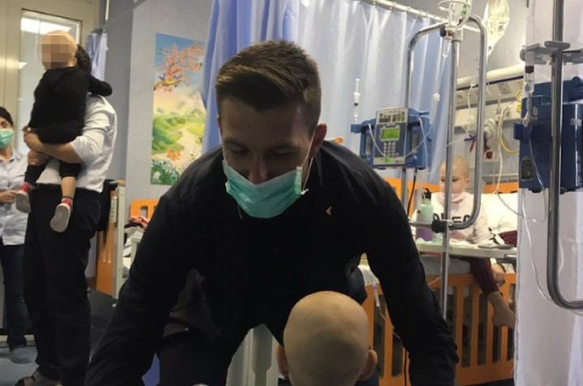 Igrač Italije odbio napustiti dječiju bolnicu: "Vratit ću se taksijem, ali ih moram sve vidjeti" Igrač Italije odbio napustiti dječiju bolnicu: "Vratit ću se taksijem, ali ih moram sve vidjeti"