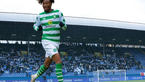 Rođen u Londonu, igrao za Celtic, bio kod Henrikha Larssona, a sada sreću traži na Grbavici