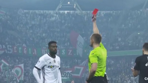 VAR komedija: Isključio igrača, pa ga vratio iz svlačionice i ponovo mu dao crveni karton
